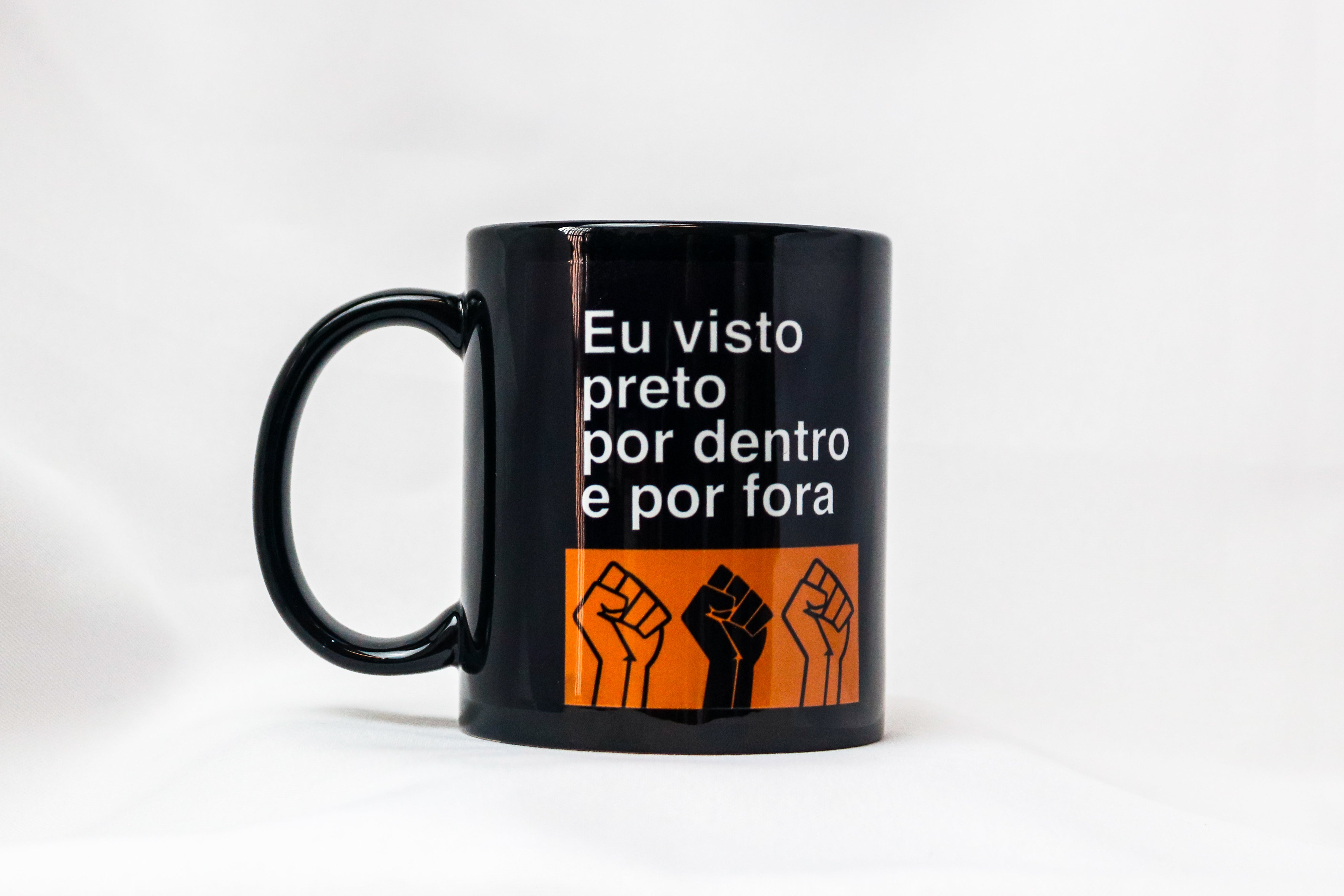 Caneca Racionais -  O Quinto Elemento - Eu Visto Preto